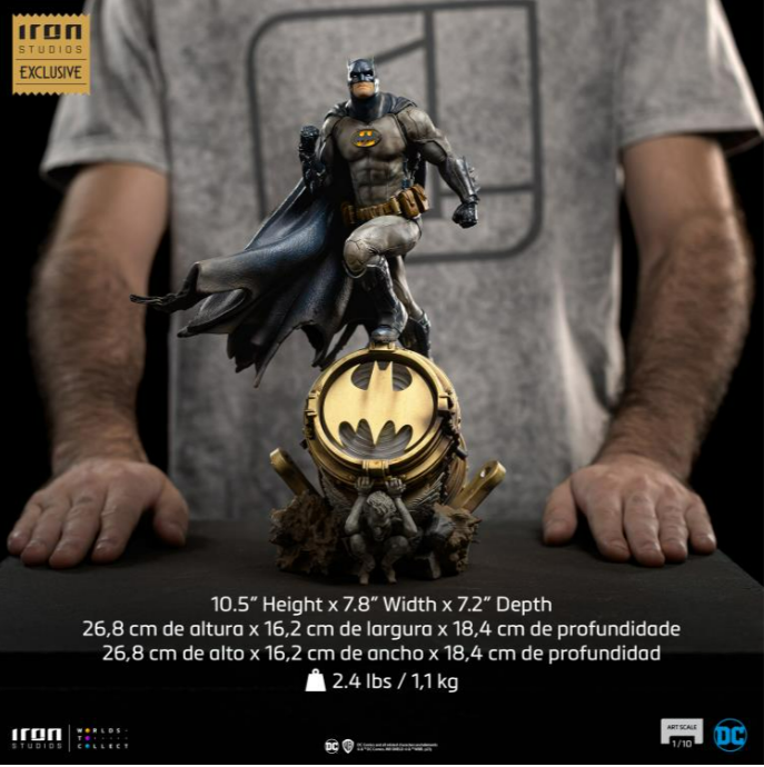 Iron Studios: DC Comics Batman on Bat-Signal 1/10 Art Scale CCXP Exclusive Limited Edition Statue